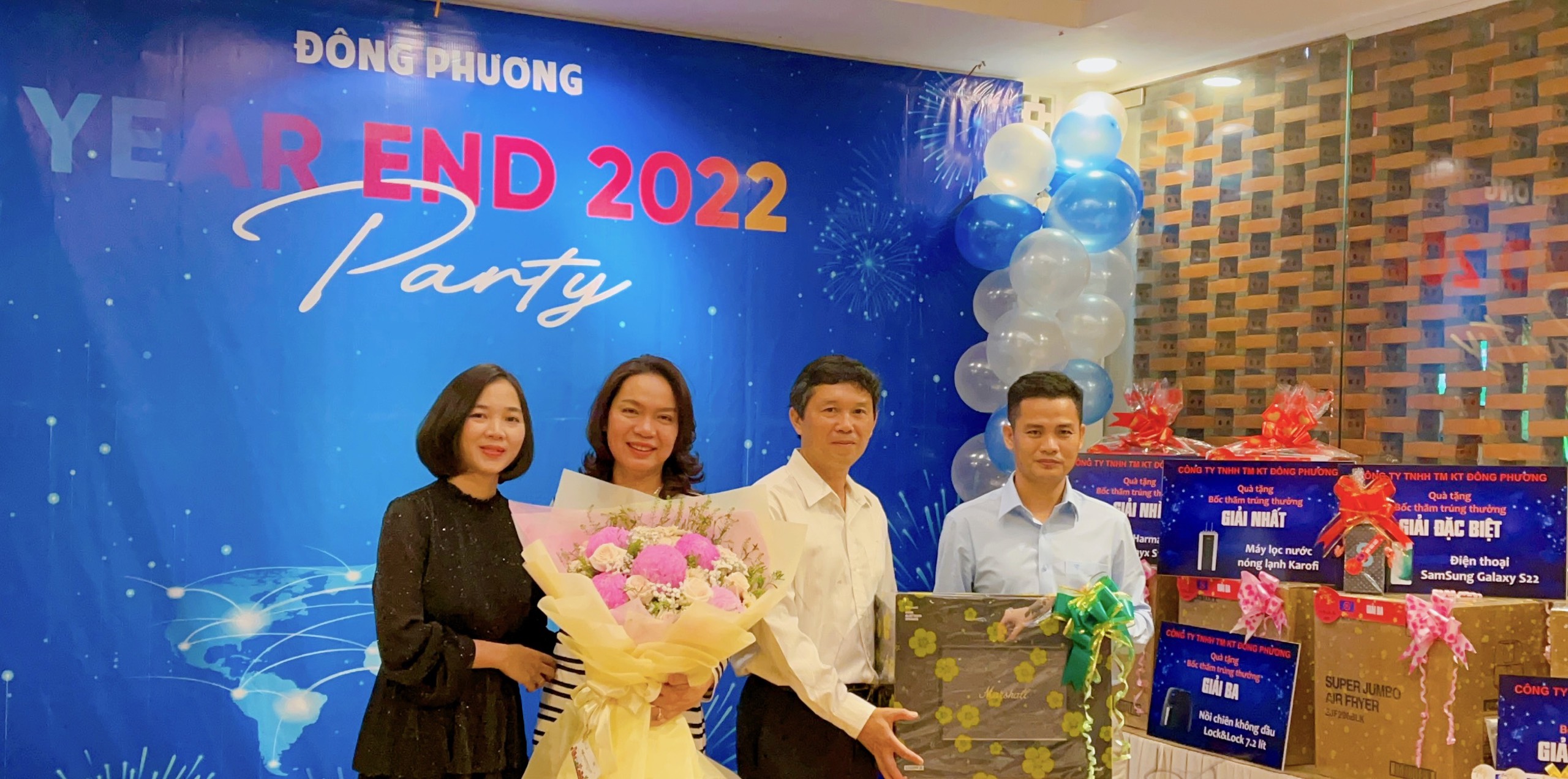 Đại diện CBCNV Đ&ocirc;ng Phương tặng qu&agrave; tri &acirc;n đến Ban L&atilde;nh Đạo c&ocirc;ng ty