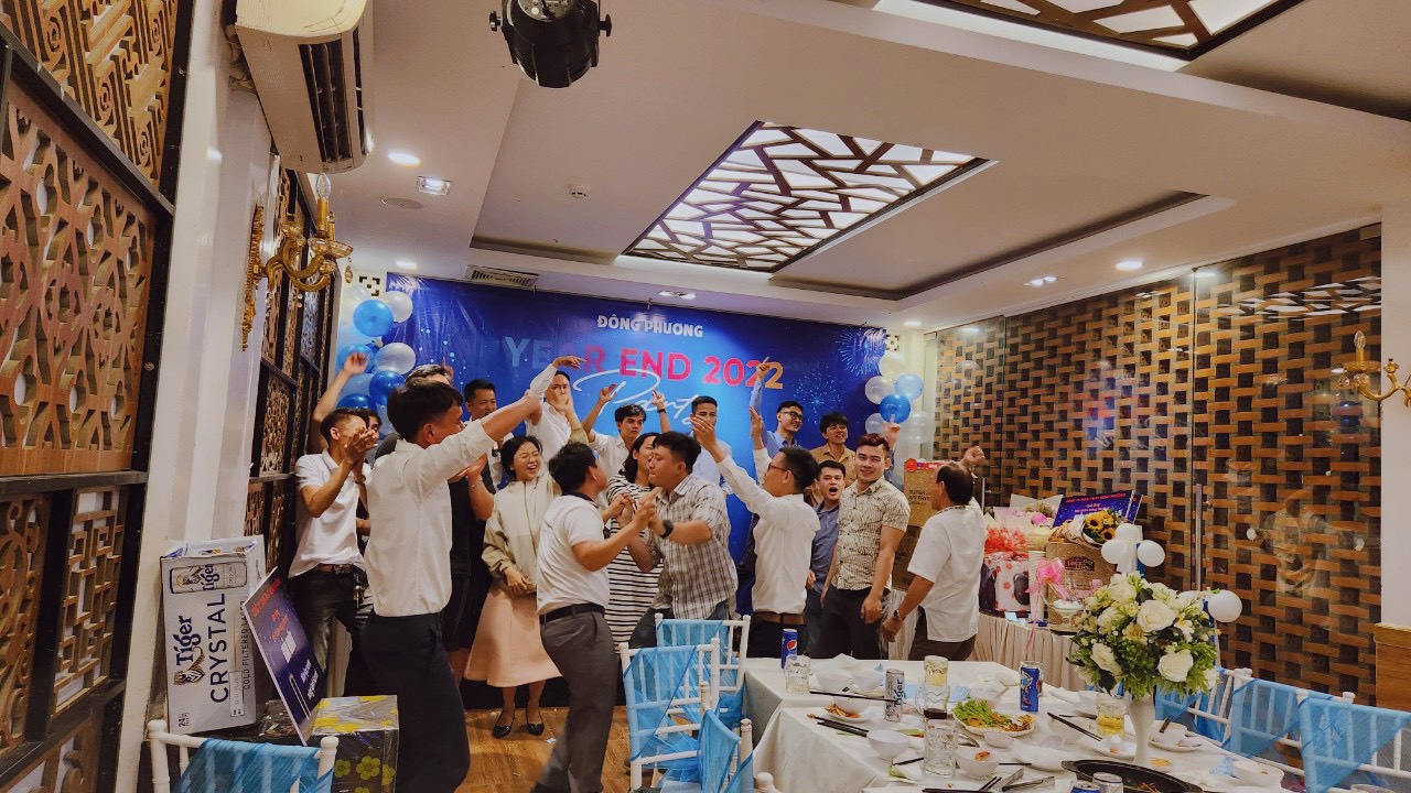 Cả kh&aacute;n ph&ograve;ng h&agrave;o hứng, s&ocirc;i nổi v&agrave; tr&agrave;n ngập tiếng cười với c&aacute;c tiết mục văn nghệ